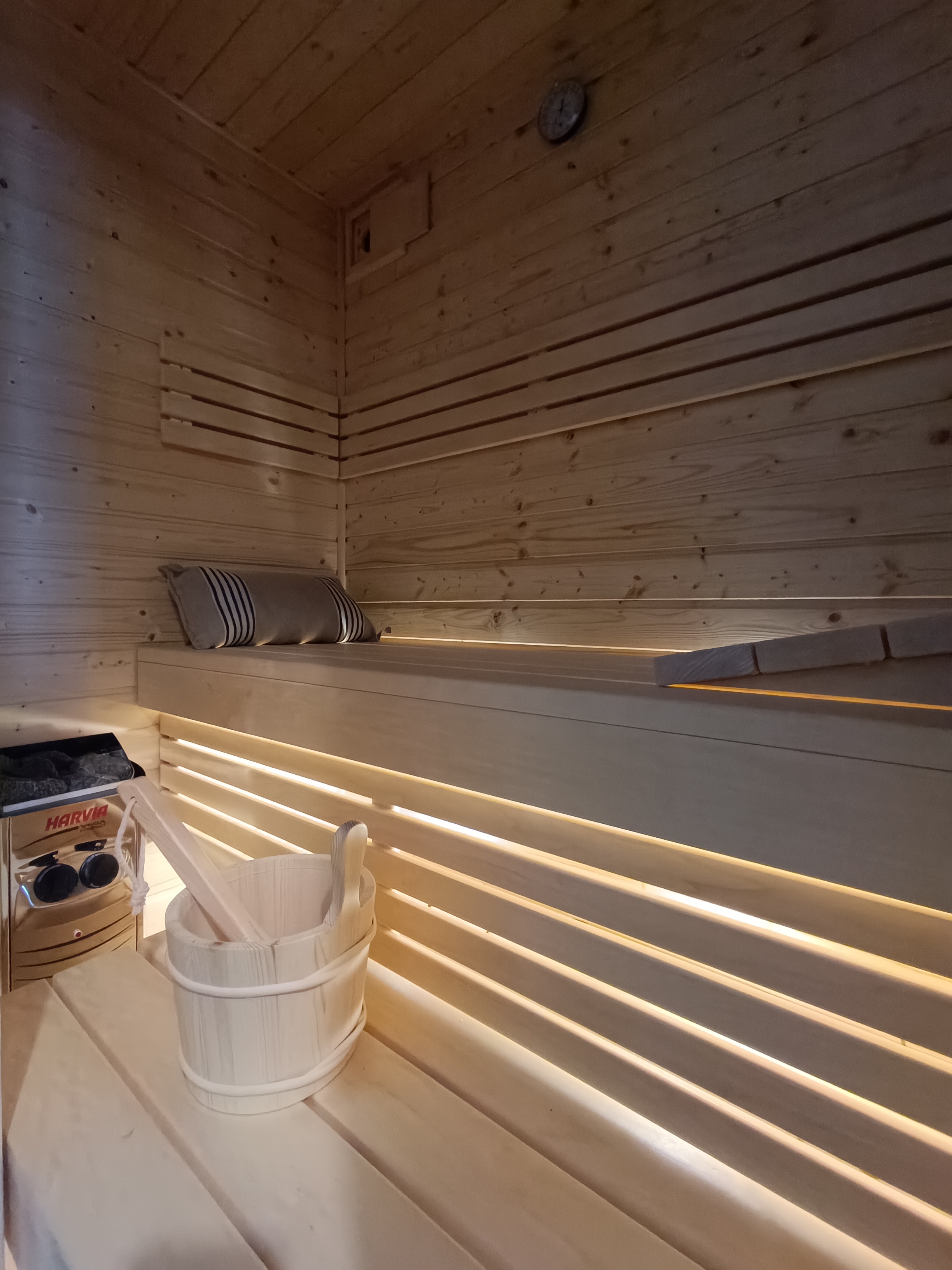Interiérová fínska sauna Kuusi 130x100cm (smrek/abachi/osika)