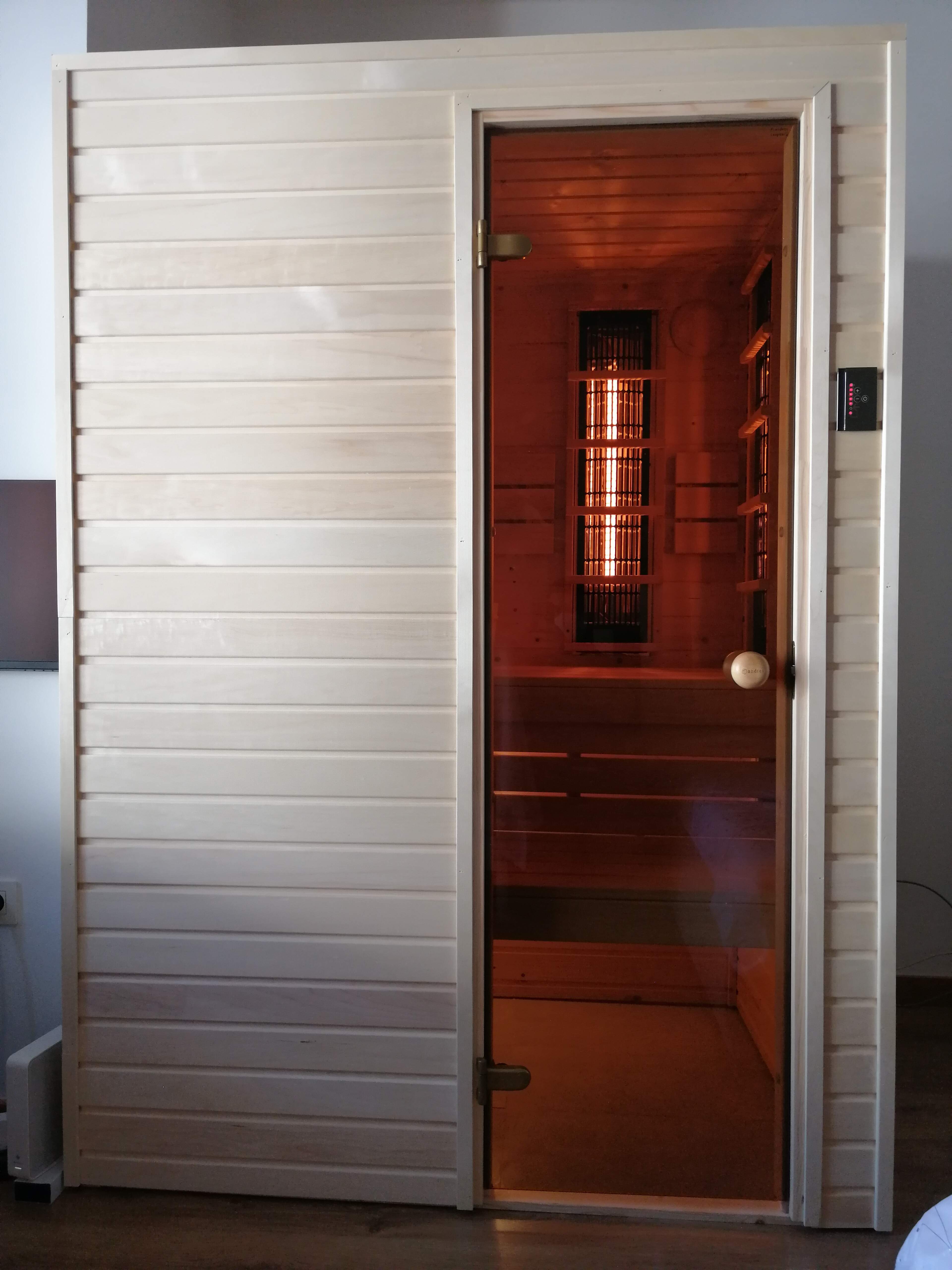 Interiérová fínska sauna Kuusi 130x100cm (smrek/abachi)