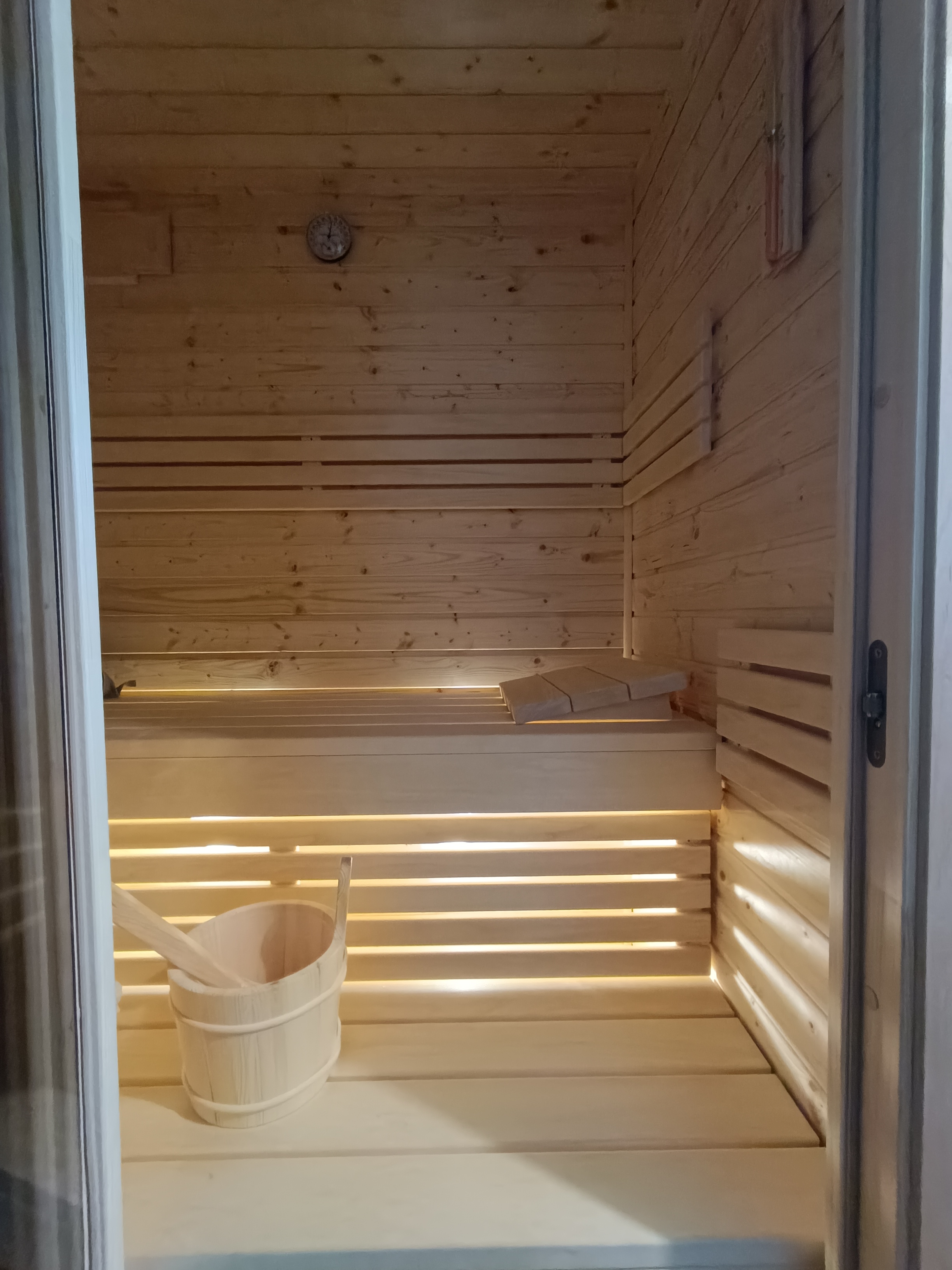 Interiérová fínska sauna Kuusi 130x100cm (smrek/abachi/osika)