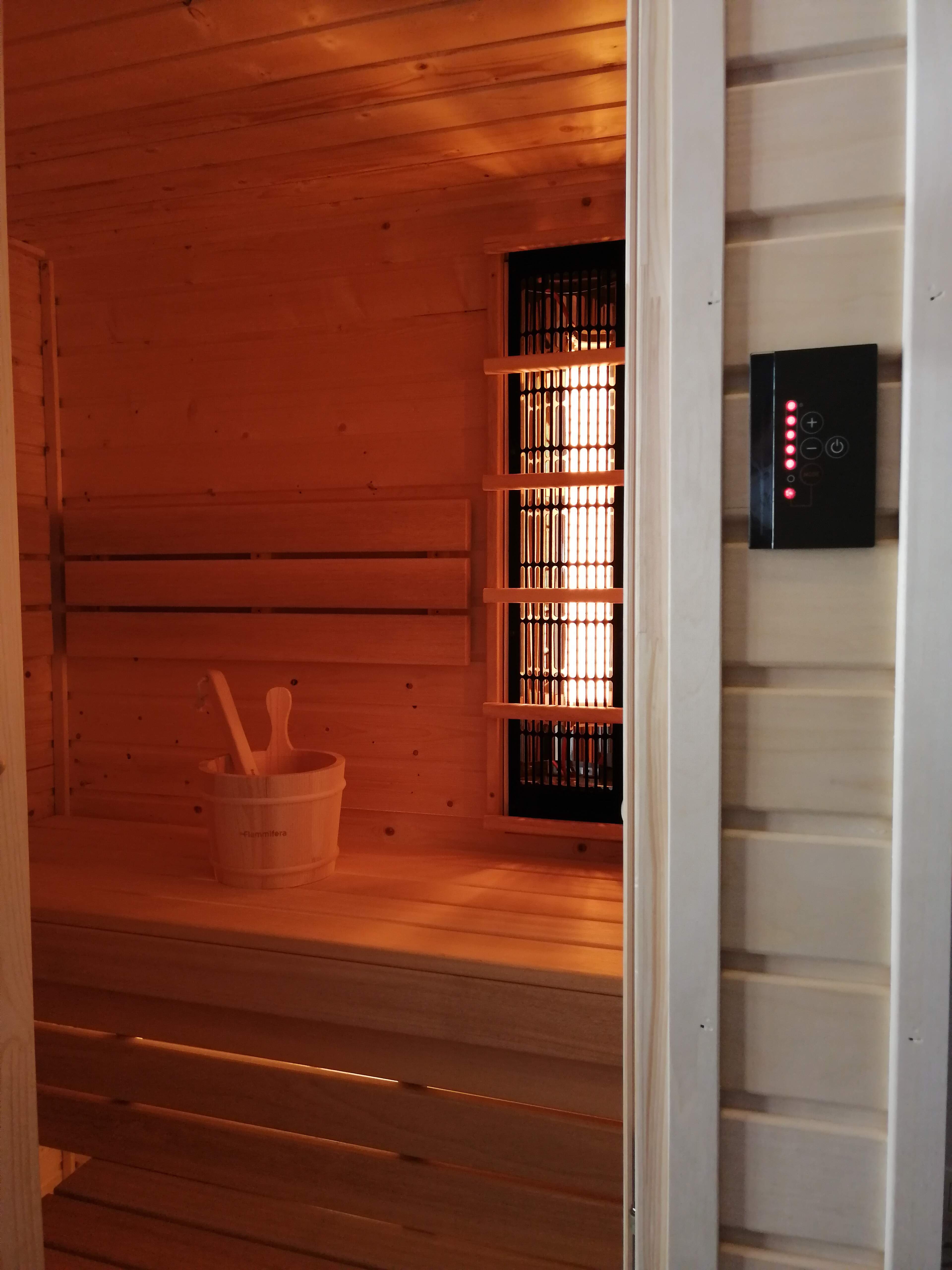 Interiérová fínska sauna Kuusi 130x100cm (smrek/abachi)