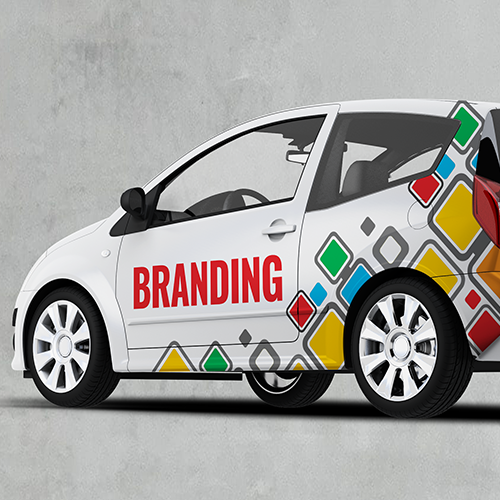 Reklama na auto, ktorá vznikne kombináciou plnofarebných obrázkov / grafiky a reklamných nápisov.